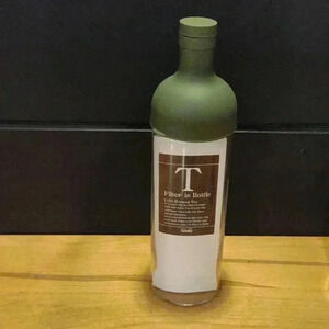 NWOT Hario filter‎ - in bottle cold brewed tea glass bottle army green top